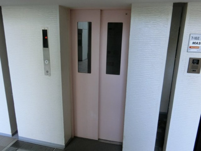 【その他共用部分】 | 緑地公園グリーンハイツ5号棟　中古マンション | 【現地写真】
マンション14階建8階部分ですが、エレベーター有なのでら～くらく♪