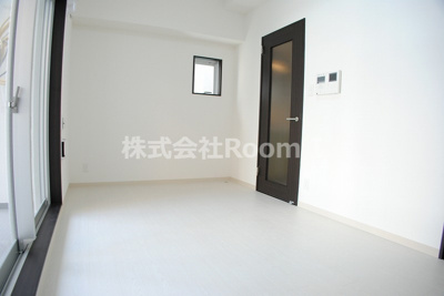 【居間・リビング】 | W-STYLE北浜 | こちらのリビングで趣味の時間をお楽しみください