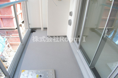 【バルコニー】 | W-STYLE北浜 | 外からの目が気にならないバルコニーで洗濯物が干せます