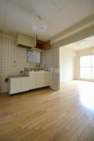 広島市西区天満町の賃貸マンションの居間・リビング