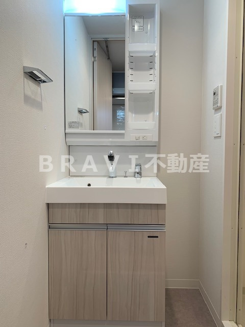 プランドール北浜　BRAVI不動産の独立洗面台|【プランドール北浜】独立洗面台あり、毎朝おしゃれに忙しい女性の方におすすめです