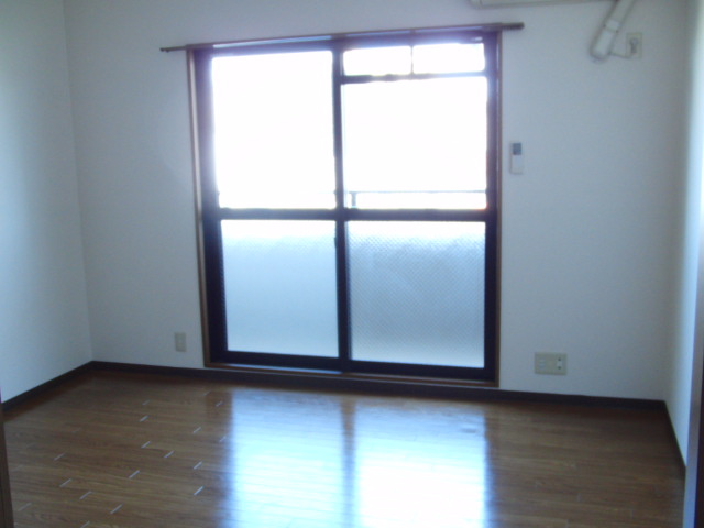 WEST VILA 21の洋室|日当たりが良く明るいお部屋です