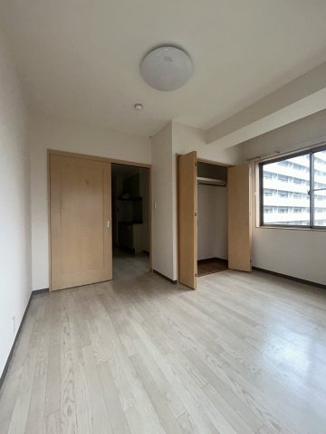 大阪市淀川区木川西４丁目の賃貸マンションの洋室