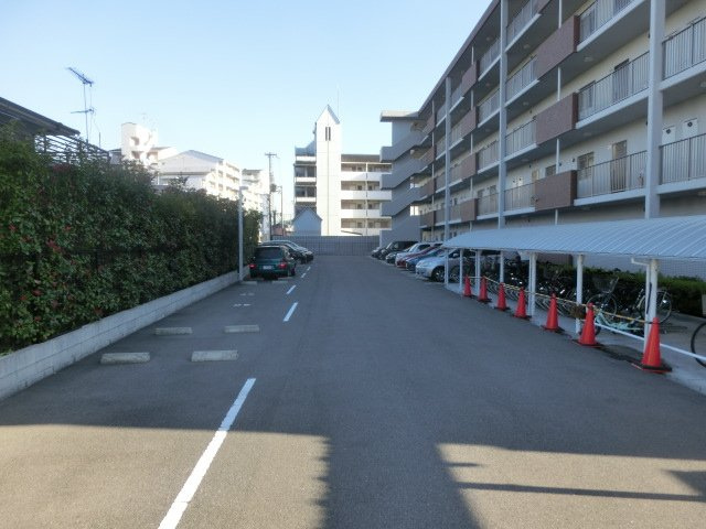 メゾンハナミズキ豊中の駐車場