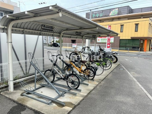 レジデンス四ヶ郷のその他共用部分|駐車場に車を止められます