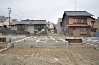 【外観】 | B号棟　現地（2020年3月）撮影
敷地面積160.29㎡（48.48坪）。
駐車並列2台可能です。