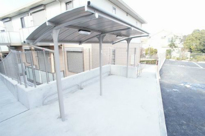 【その他共用部分】 | アンビエラA【SHM】 | 屋根付きの駐輪場で雨が降っても大切な自転車が濡れなくてすみますね♪駅から自転車もおすすめです！