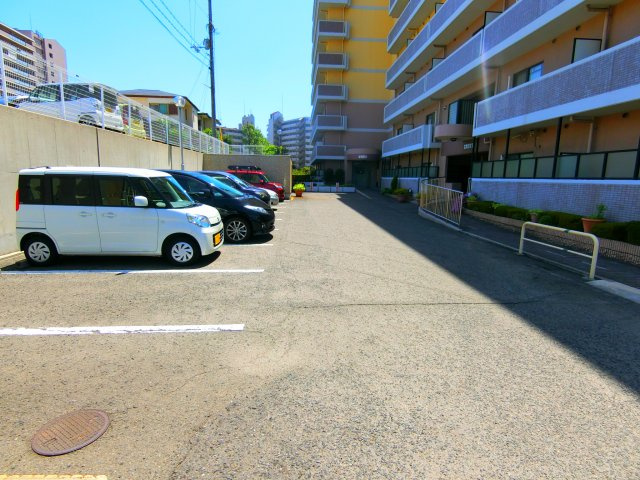CREST－2の駐車場