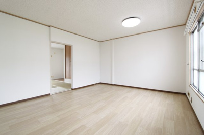 【居間・リビング】 | 関屋あしびハイツ９棟 | こちらのリビングで趣味の時間をお楽しみください