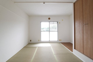 【和室】 | 関屋あしびハイツ９棟 | 柔らかい畳が心地よい和室