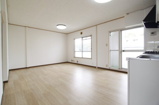 【居間・リビング】 | 関屋あしびハイツ９棟 | こちらのリビングで趣味の時間をお楽しみください