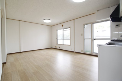 【居間・リビング】 | 関屋あしびハイツ９棟 | こちらのリビングで趣味の時間をお楽しみください