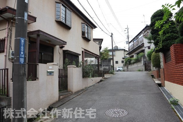 花見川区朝日ヶ丘３丁目　売地　更地渡しの前面道路含む現地写真|北西側４．４ｍ道路面　更地渡し　間口は約１３ｍ