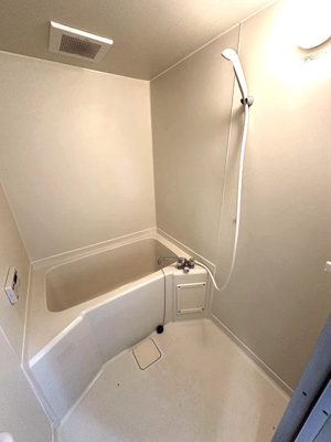 【浴室】 | サンハイツ弐番館 | 家族の入浴時間がずれても温められる追い焚き機能付きのバスルーム☆お風呂に浸かって一日の疲れもすっきりリフレッシュ♪