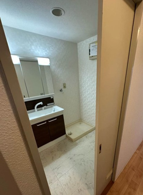 【洗面所】 | サンハイツ弐番館 | 角度の変えられる3面鏡付きの洗髪洗面化粧台です♪朝のバタバタに大活躍！お化粧する時にも便利☆