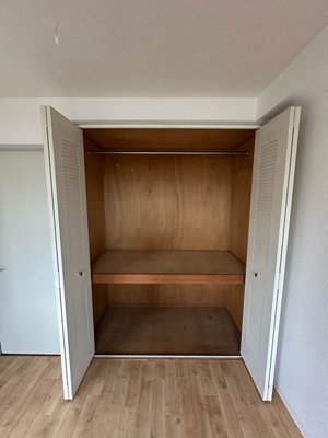 【収納】 | サンハイツ弐番館 | 洋室6.2帖のお部屋にあるクローゼットです♪お洋服もしわにならず、キレイに収納できます☆