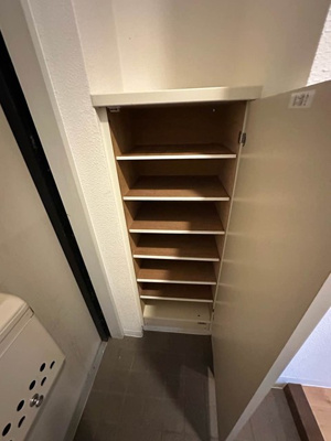 【玄関】 | サンハイツ弐番館 | シューズボックス付きで玄関すっきり片付きます！上に写真やかわいい小物を置けるので、玄関を華やかに飾れますね♪