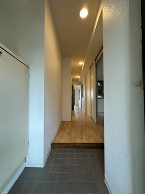 【玄関】 | サンハイツ弐番館 | 玄関から室内への景観です！右手にダイニングキッチン、左手に洗面所・トイレ・バスルームがあります☆