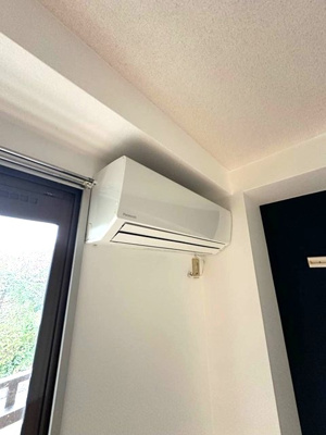 【設備】 | サンハイツ弐番館 | 暑い夏や寒い冬に大活躍！洋室7帖のお部屋にあるエアコンです☆冷暖房完備で1年中快適に過ごせます♪