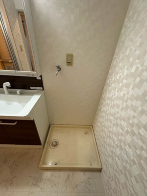 【設備】 | サンハイツ弐番館 | 洗面所内、洗髪洗面化粧台横にある室内洗濯機置き場です♪防水パンが付いているので万が一の漏水にも安心です！