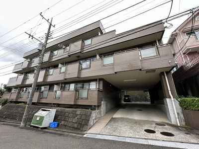 【外観】 | サンハイツ弐番館 | 「生田」駅にアクセス可能な最寄りバス停まで徒歩1分！便利な立地の3階建てマンションです♪雨の日の通勤やお出かけもバス利用でスムーズです♪