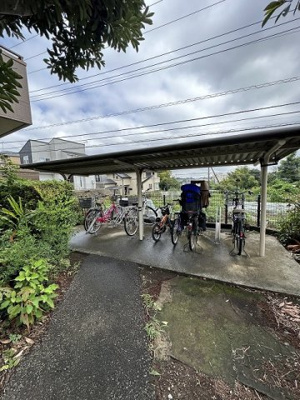【その他共用部分】 | サンハイツ弐番館 | 屋根付きの駐輪場があるので雨が降っても安心です☆駅まで自転車もおすすめです！