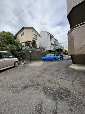 【駐車場】 | サンハイツ弐番館 | いつでも目の届く敷地内に駐車場があります♪お車をお持ちのファミリーさんにオススメです☆