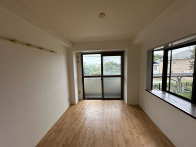 【洋室】 | サンハイツ弐番館 | 南向き洋室6.2帖☆バルコニーに繋がる陽当たり・風通しの良い角部屋二面採光のお部屋です！出窓には小物を置いたりして楽しめます♪