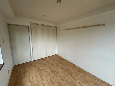 【洋室】 | サンハイツ弐番館 | 南向き洋室6.2帖☆クローゼットがあります♪お洋服の多い方もお部屋が片付いて快適に過ごせますね♪壁にはピクチャーレールがあり、絵や写真が飾れます☆