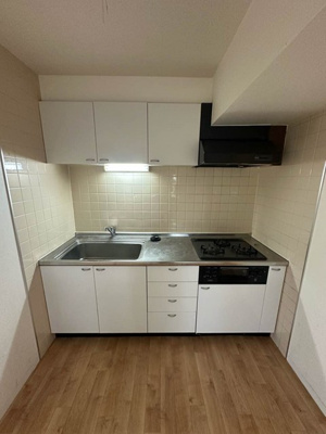 【キッチン】 | サンハイツ弐番館 | 3口ガスコンロ/グリル付きシステムキッチンです☆場所を取るお鍋やお皿もたっぷり収納できてお料理がはかどります！