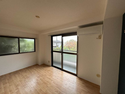 【洋室】 | サンハイツ弐番館 | 洋室7帖☆バルコニーに繋がる角部屋二面採光のお部屋は陽当たり・風通し良好です！エアコン付きで1年中快適に過ごせますね☆