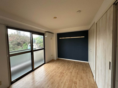 【寝室】 | サンハイツ弐番館 | 洋室7帖☆こちらのお部屋にもクローゼットがあります！壁にはピクチャーレールがあり、絵や写真が飾れます☆オシャレなアクセントクロスが魅力的♪