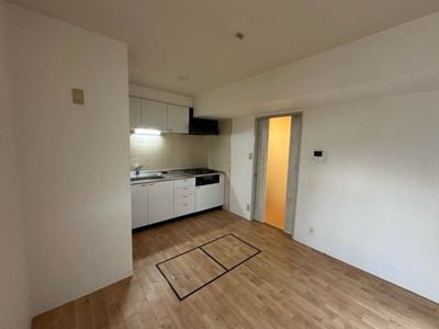 【居間・リビング】 | サンハイツ弐番館 | ダイニングキッチン7帖☆広めのキッチンスペースで毎日楽しくお料理もできますね！便利な床下収納も完備しています◎