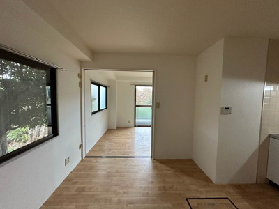 【居間・リビング】 | サンハイツ弐番館 | ダイニングキッチン7帖☆洋室7帖のお部屋に繋がっています！椅子とテーブルを囲んで家族団欒の時間を過ごせます♪