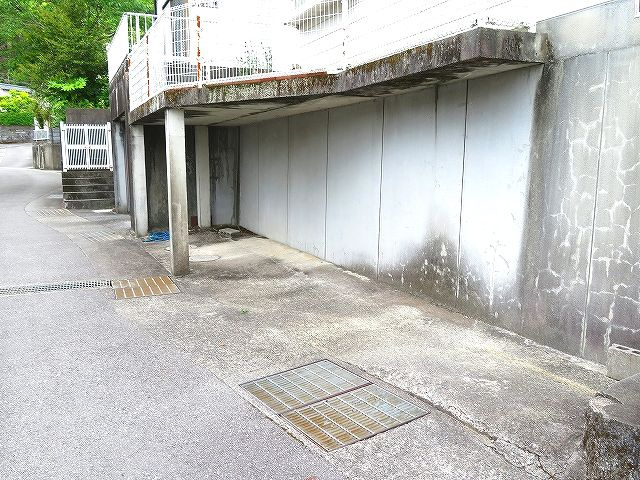 高知市大津甲の外観|駐車スペース、車の大きさによりますが軽四ギリギリ置けるぐらいのスペースのみ
