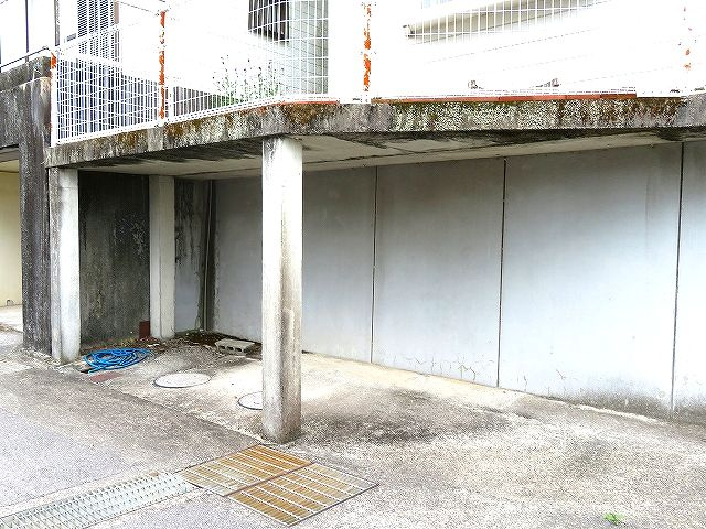 高知市大津甲の外観|駐車スペース、車の大きさによりますが軽四ギリギリ置けるぐらいのスペースのみ、駐輪場など利利用可