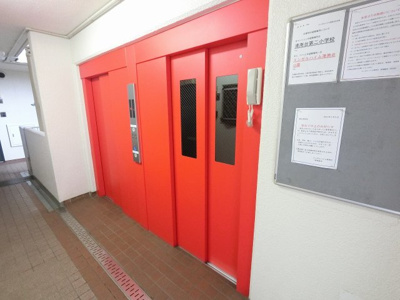 【その他共用部分】 | エンゼルハイム港南台 | お買い物時やベビーカーの出し入れに便利なエレベーター付。
混雑時にも便利なエレベーター2基付です。