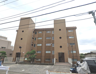 【外観】 | 寺尾台ハイツ | 4階部分・角部屋につき眺望良好です。廊下側も人通りが少なくプライバシーを保てます。
収納力のあるWIC設置。水廻りに窓あり♪