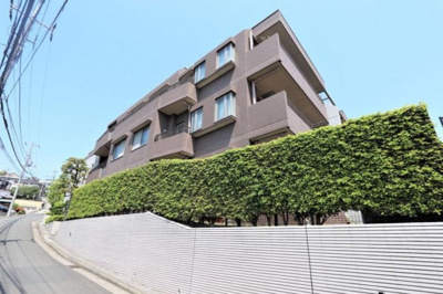【外観】 | 日吉本町ガーデンハウス | 居心地の良いカフェのような空間、裸足が気持ち良い天然無垢材使用
ガラスの引戸が使われており開放感◎などこだわりのリノベーション施工♪
