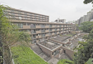 【外観】 | 1階住戸、広いテラス・バルコニー、お子様ものびのびと過ごせるお部屋です。
住まいの独立性を高める玄関ポーチ付。