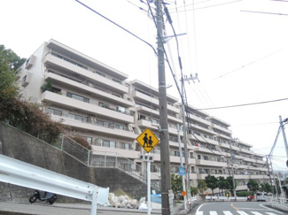 【外観】 | JR横須賀線・JR湘南新宿ライン「保土ヶ谷」駅徒歩16分。
横浜駅や東戸塚駅方面へのバス便も多数ございます。