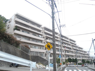 【外観】 | 中銀保土ヶ谷公園マンシオン | JR横須賀線・JR湘南新宿ライン「保土ヶ谷」駅徒歩16分。
横浜駅や東戸塚駅方面へのバス便も多数ございます。