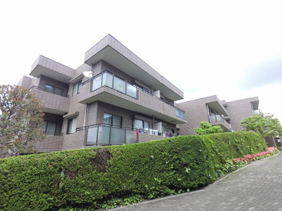 【外観】 | 藤和横浜下永谷ホームズD棟 | 横浜市営地下鉄ブルーライン「下永谷」駅徒歩9分・「上永谷」駅徒歩16分と好立地。
通勤時間の短縮でご家族と過ごす時間を増やす事が出来ます。