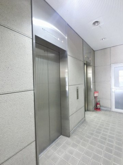 【その他共用部分】 | お買い物時やベビーカーの出し入れに便利なエレベーター付
混雑時にも便利なエレベーター2基付です。