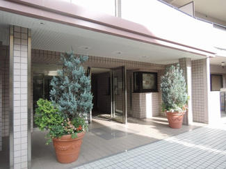 【エントランス】 | 京急本線「日ノ出町」駅徒歩1分、「黄金町」駅徒歩10分
横浜市営地下鉄ブルーライン「桜木町」駅徒歩10分