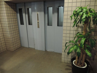 【その他共用部分】 | お買い物時やベビーカーの出し入れに便利なエレベーター付
混雑時にも便利なエレベーター2基付です。