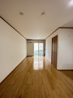 【居間・リビング】 | カスターニャ生田 | 1階・リビングダイニングキッチン12帖☆専用庭に繋がるお部屋です♪エアコン付きで1年中快適に過ごせますね☆