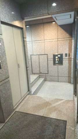 松木ビルのエントランス