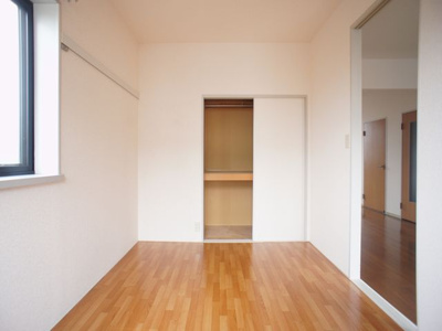 【収納】 | ラフォーレ・あずまD | 充実収納付きの南側洋間です♪