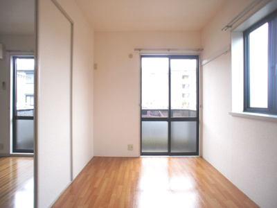 【子供部屋】 | ラフォーレ・あずまD | 日当たり良好な南側洋間です♪